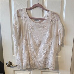 Chic Lace Women's Blouse in Cream